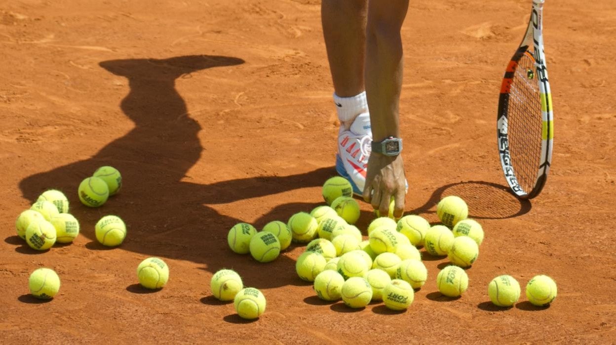 Un colegio de Palencia recibe cerca de 2.000 pelotas de la «Rafa Nadal Academy» para reducir el ruido en clase