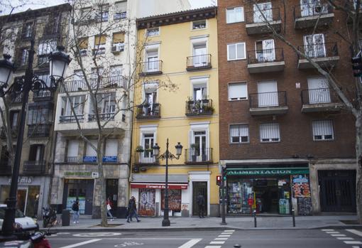 Edificio de la calle de Atocha en el que los vecinos denuncian que se hacen fiestas ilegales