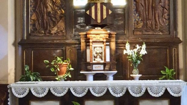 Los capellanes de los hospitales acompañan a enfermos, familiares y sanitarios para afrontar el coronavirus en Valencia