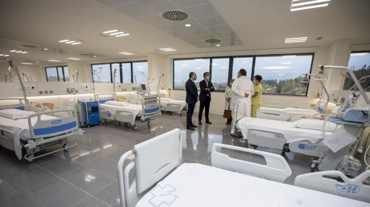 Visita de Alberto Núñez Feijóo a las instalaciones del servicio de urgencias de hospital santiagués en octubre