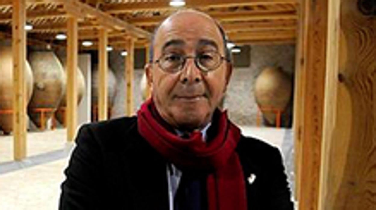 Agustín Jiménez, alcalde de Noblejas, en la Bodega Grande, uno de los lugares ofrecidos a Sanidad