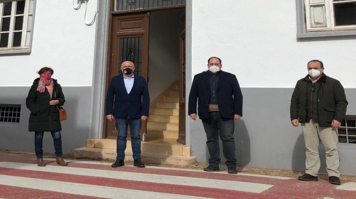 El delegado de la Junta en Albacete, Pedro Antonio Ruiz Santos (segundo por la izquierda), con varios miembros de la Corporación de Ayna