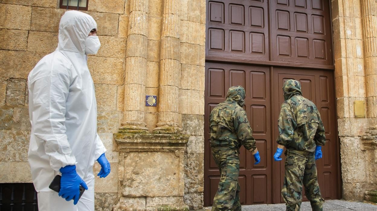 Militares del Regimiento de Infantería Acorazada ‘Alcázar de Toledo’ Número 61- Grupo Villaviciosa II de Valladolid desinfectan la residencia de mayores del Hospital de la Pasión en Ciudad Rodrigo(Salamanca)