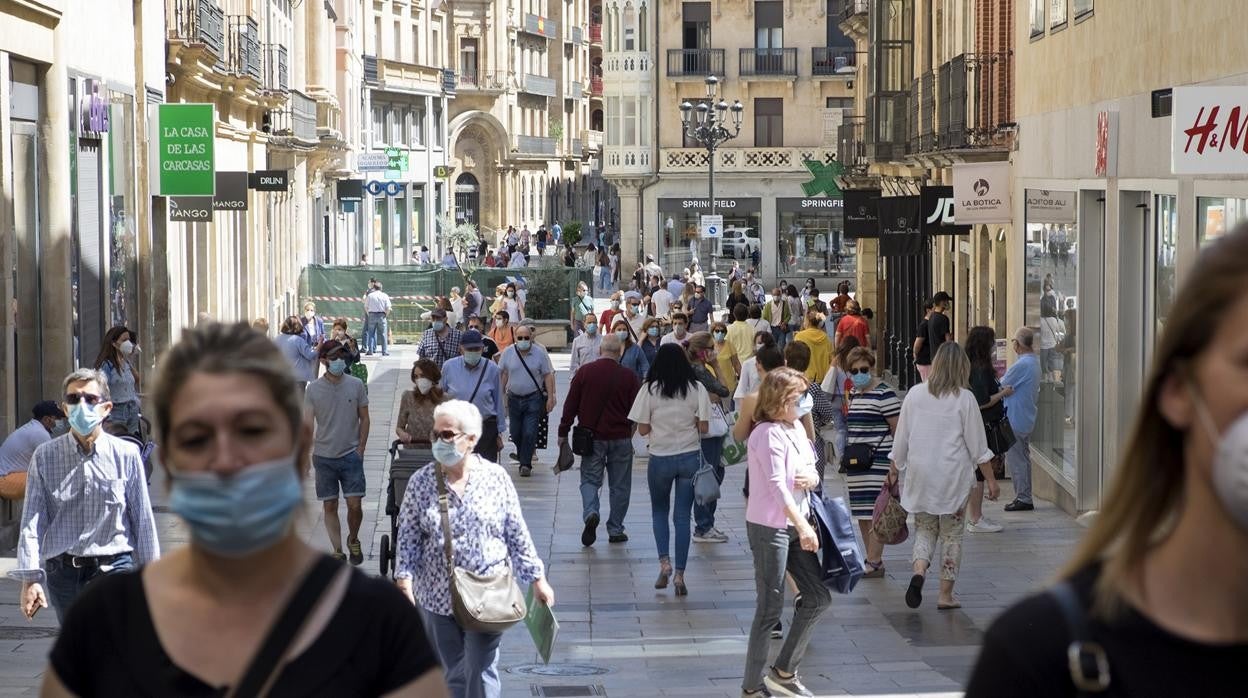 Céntrica calle comercial en la capital salmantina