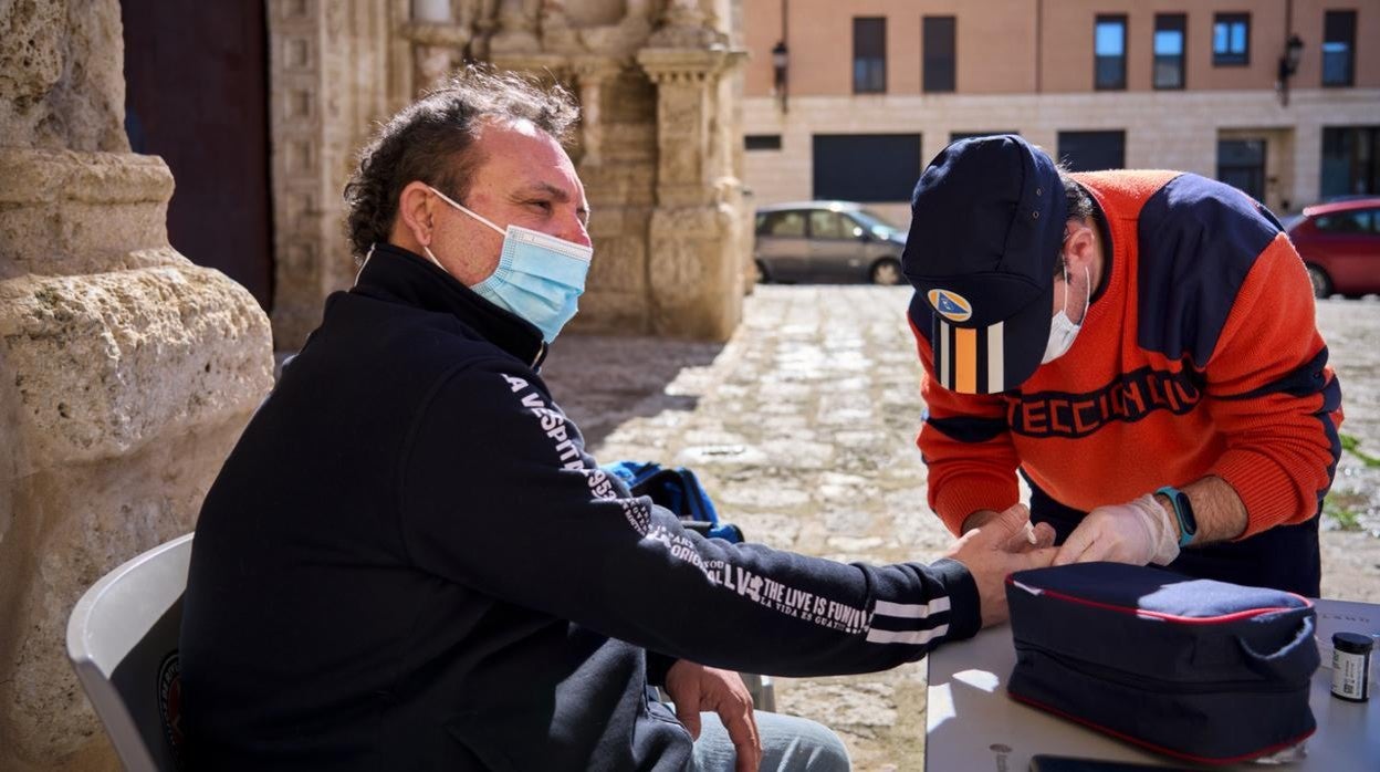 Un voluntario de Protección Civil de Torrijos examina el estado de salud de Alfonso Beltrán