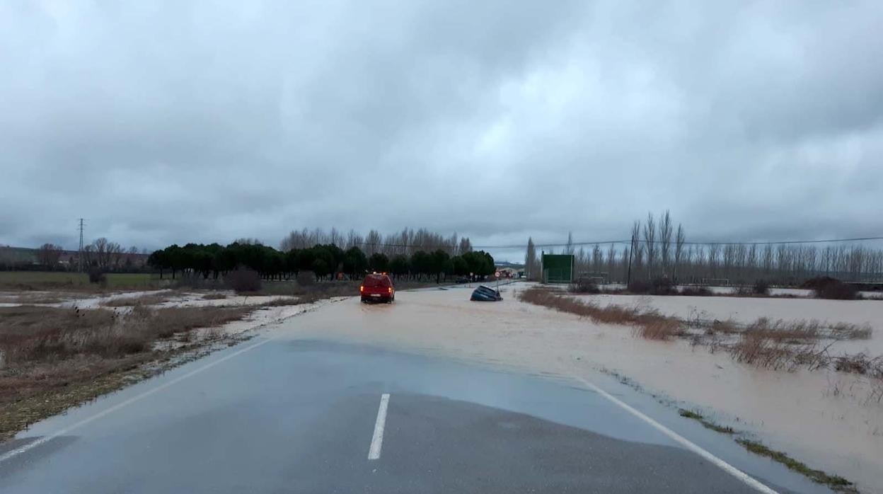 Las inundaciones provocadas por las fuertes lluvias obligan a cortar varios tramos de carreteras en Segovia