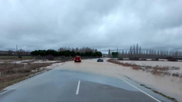 Las inundaciones provocadas por las fuertes lluvias obligan a cortar varios tramos de carreteras en Segovia