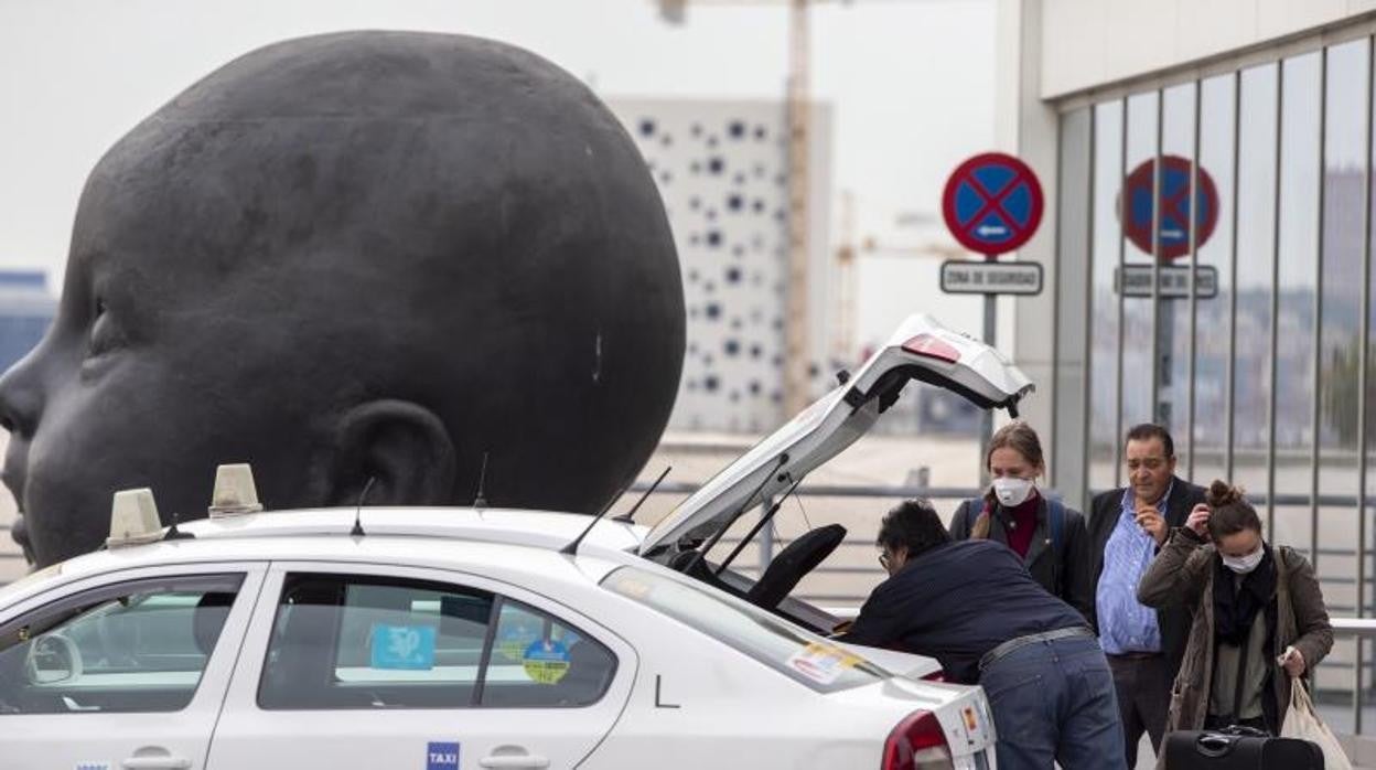 Un taxista recoge a varios viajeros en la estación de Renfe de Atocha