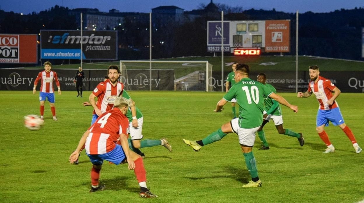 El CD Torrijos estuvo muy ordenado, pero con poca artillería