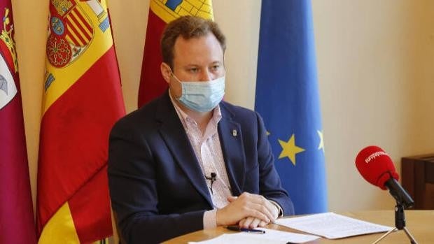 Casañ informa a los portavoces del Ayuntamiento de Albacete por su supuesta contratación irregular