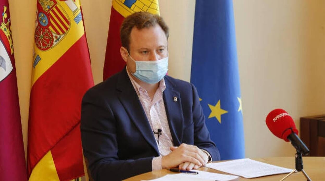 Casañ informa a los portavoces del Ayuntamiento de Albacete por su supuesta contratación irregular