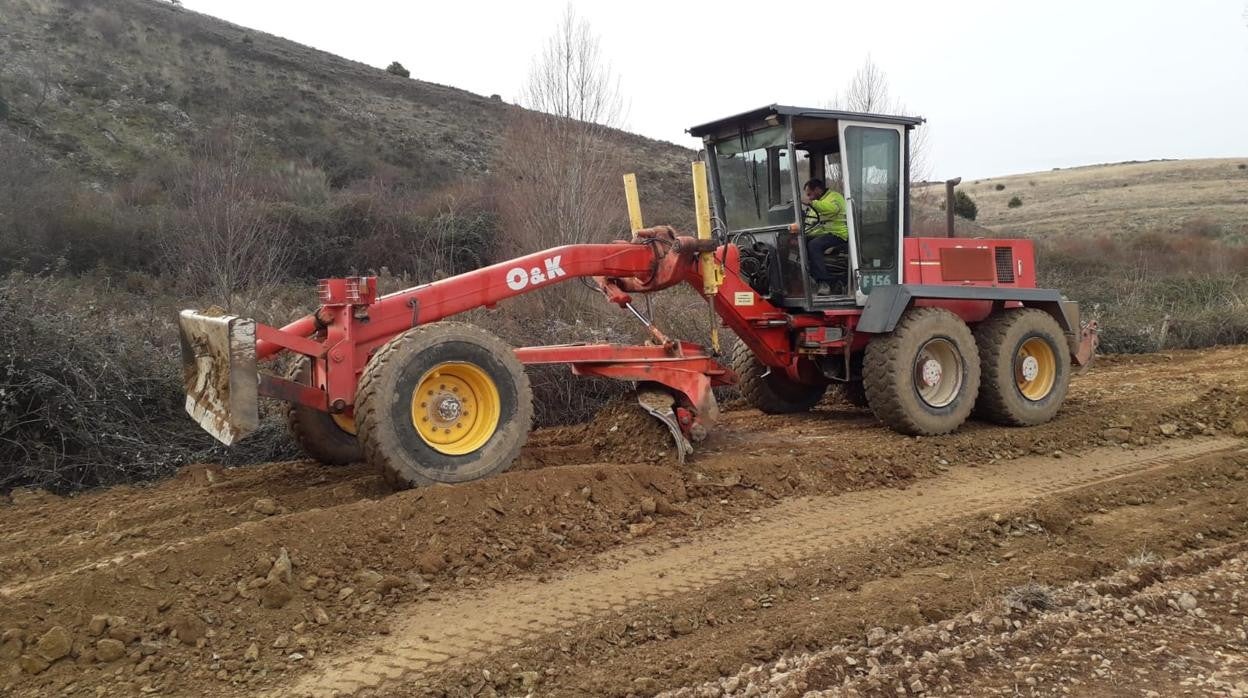 El arreglo y mantenimiento de caminos que lleva a cabo la DPZ es fundamental para la actividad agropecuaria y medioambiental en el medio rural zaragozano