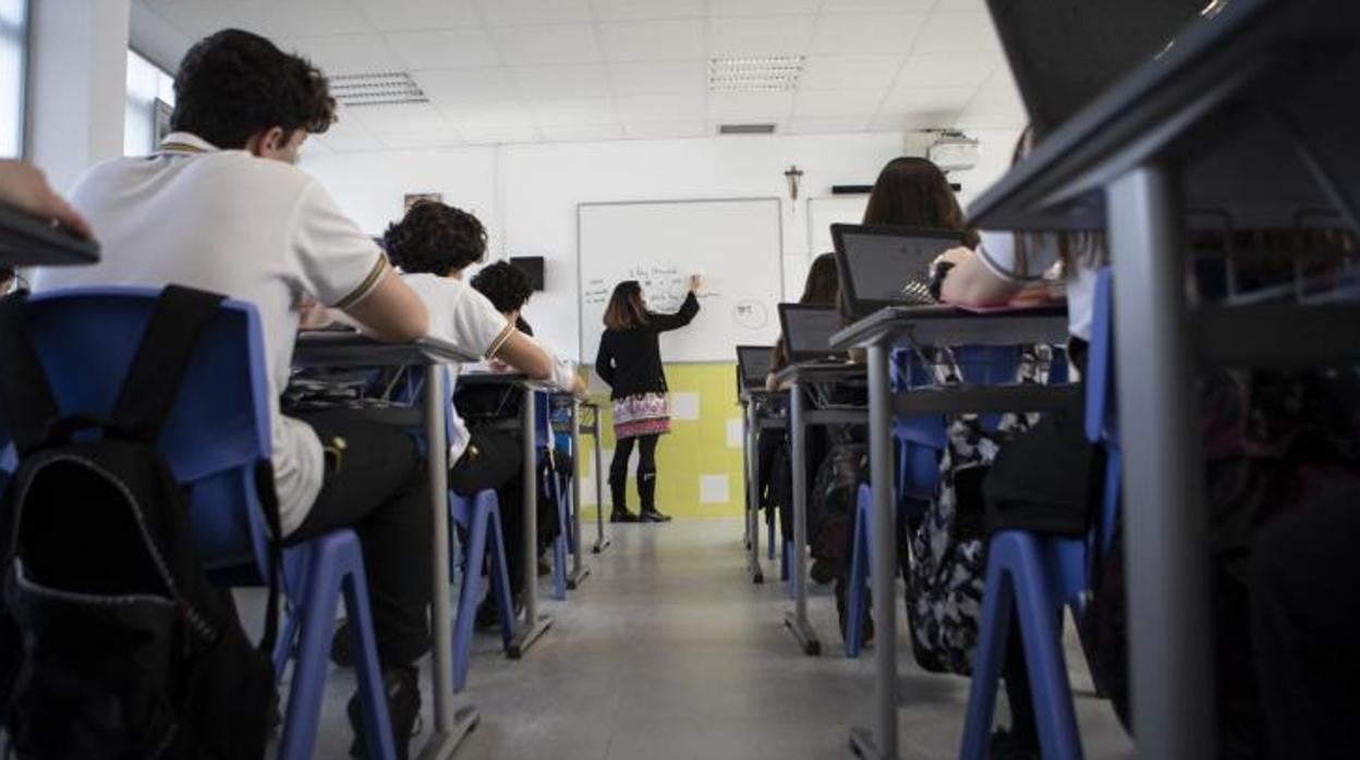 Imagen de una clase impartida en el colegio San Juan Evangelista, todos con mascarilla