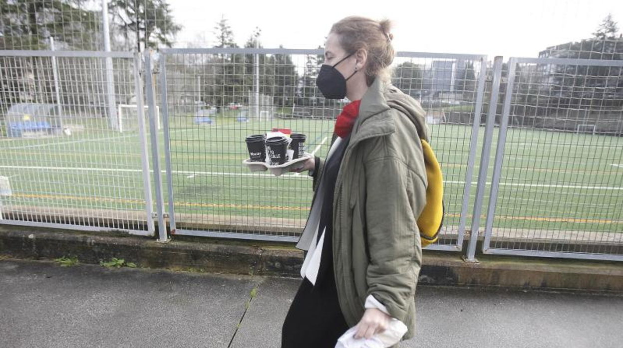 Una mujer portando productos para llevar, en Santiago