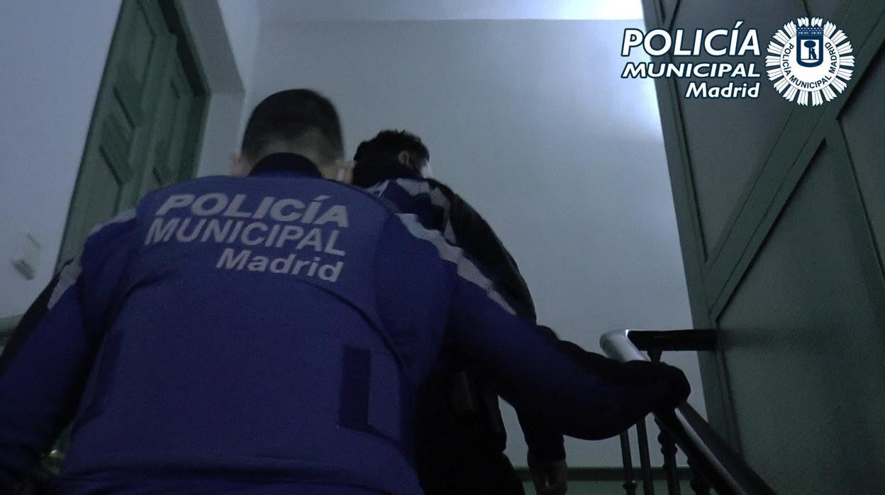 Dos agentes de la Policía Municipal intervienen en una fiesta ilegal