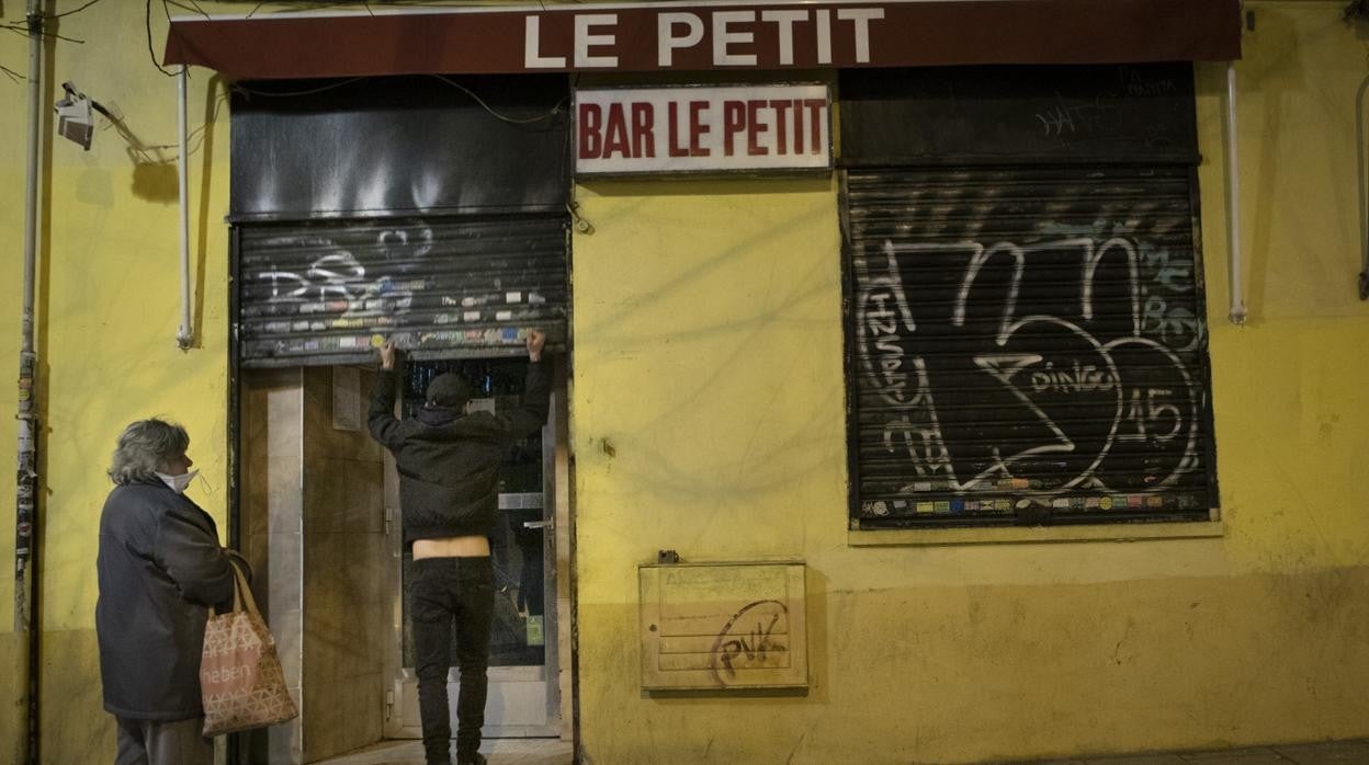 El cierre de uno de los bares de la calle de Argumosa, a las 21.15 horas