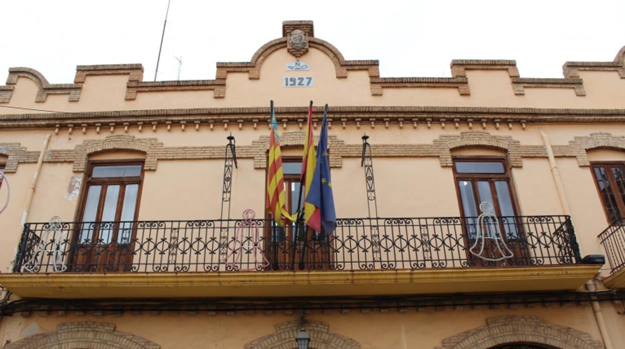 Imagen de la fachada del Ayuntamiento de Almàssera