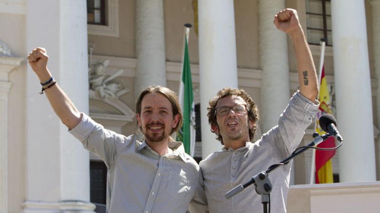 Imagen de archivo del vicepresidente del Gobierno, Pablo Iglesias, junto al alcalde de Cádiz, José María González, 'Kichi', en 2015