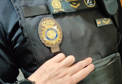 El otro agente muestra la marca del cuchillo en su uniforme