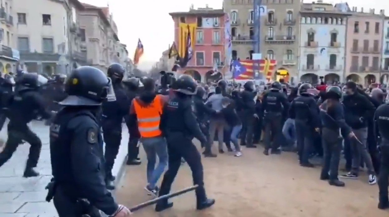 Independentistas catalanes intentan reventar un acto de Vox en Cataluña