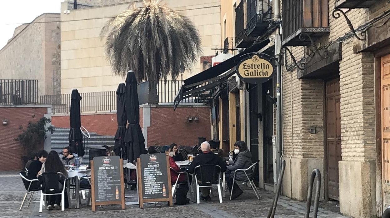 La mayoría de los clientes del restaurante Yoguis, en Toledo, optaron por la terraza