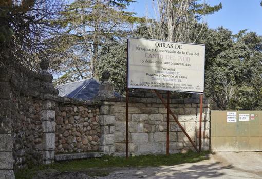 El acceso a la vivienda, tras un muro de dos metros