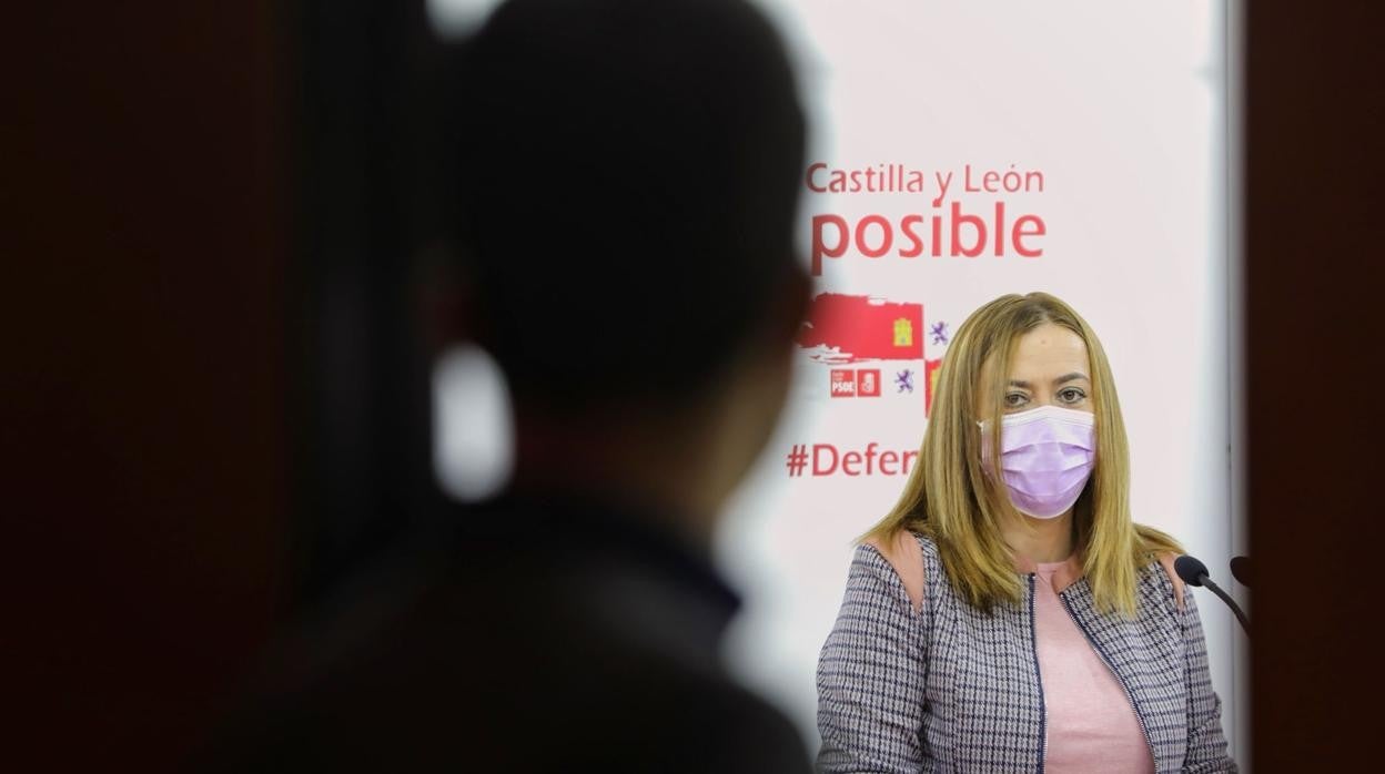 La vicesecretaria del PSOE de Castilla y León, Virginia Barcones, durante la rueda de prensa