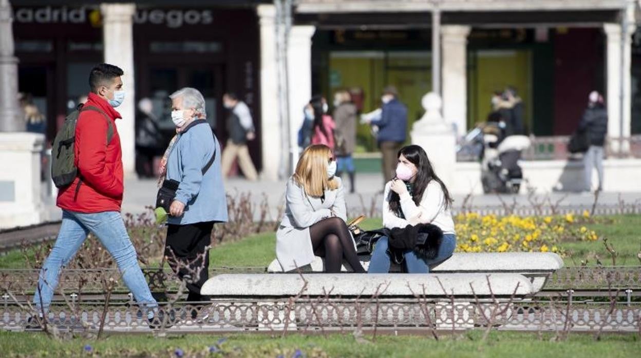 Ciudadanos paseando por una calle de Alcalá de Henares, municipio con confinamiento perimetral