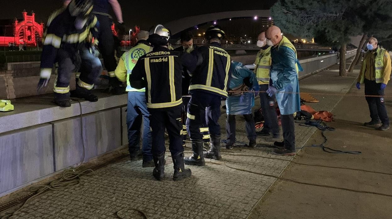 Varios bomberos y sanitarios atienden al hombre accidentado