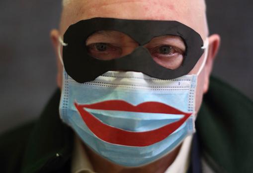 Un usuario, ataviado con una mascarilla festiva