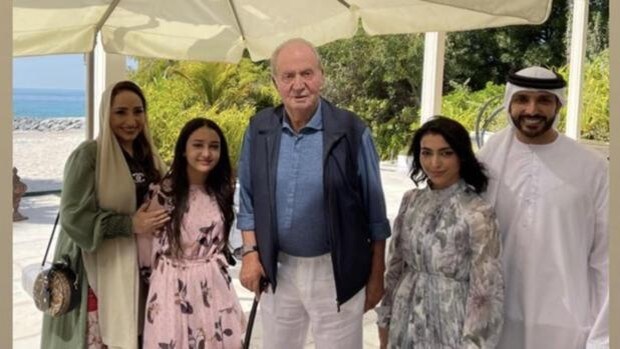 Don Juan Carlos desmonta con fotos los rumores sobre su salud