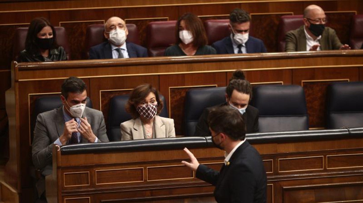 El portavoz parlamentario de ERC, Gabriel Rufián (abajo), el presidente del Gobierno, Pedro Sánchez (1i), la vicepresidenta primera del Gobierno, Carmen Calvo (2i); el vicepresidente segundo, Pablo Iglesias (1d), en diciembre