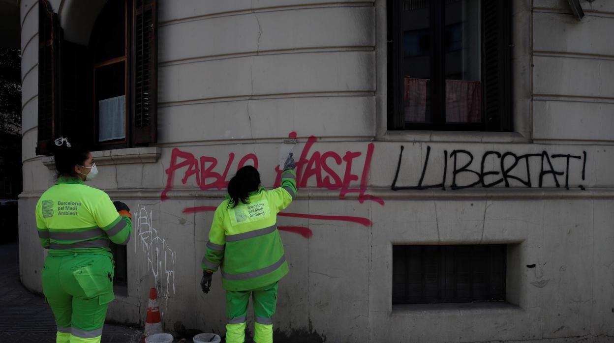 Operarios de BCNeta borran pintadas en favor de Pablo Hasel