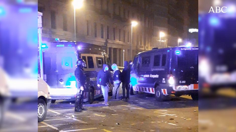 Vea las imágenes de las detenciones a manifestantes en la segunda noche de disturbios en Barcelona