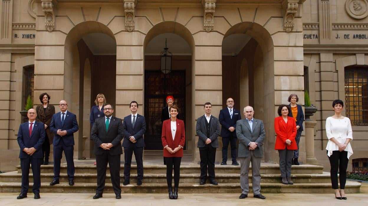 Imagen del nuevo Ejecutivo, en los jardines del Palacio de Navarra.