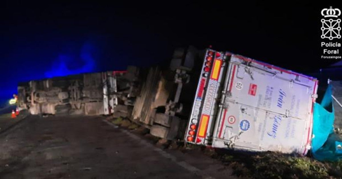 Imagen del camión volcado en la carretera de Lodosa donde tuvo que intervenir Policía Foral.