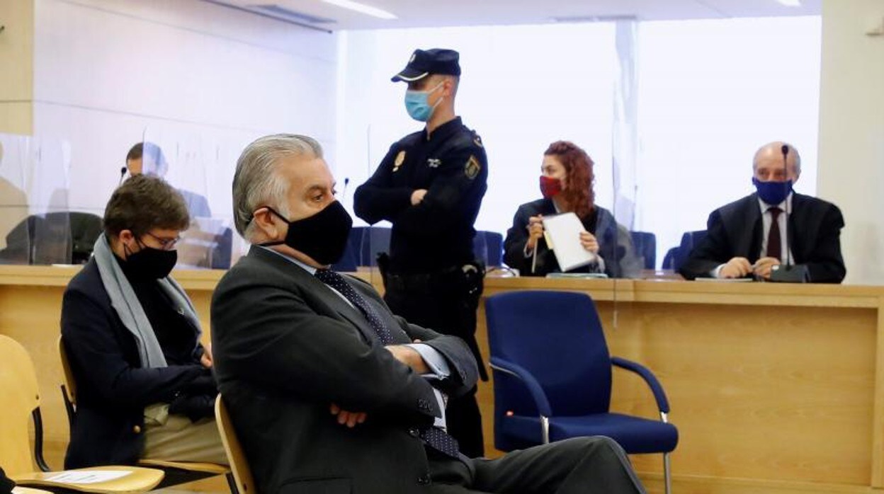 El extesorero del PP Luis Bárcenas (C) sentado en el banquillo de los acusados durante la primera sesión del juicio de los «papeles de Bárcenas»