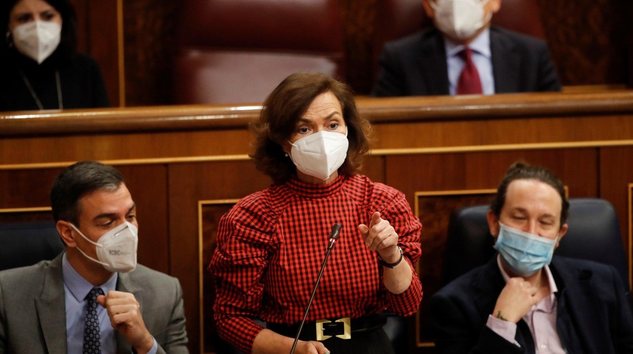 Carmen Calvo en su intervención en el Congreso entre Pedro Sánchez y Pablo Iglesias