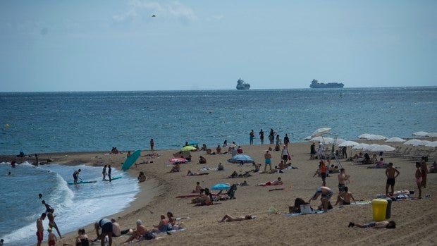 Barcelona prohíbe fumar en sus playas a partir de este verano