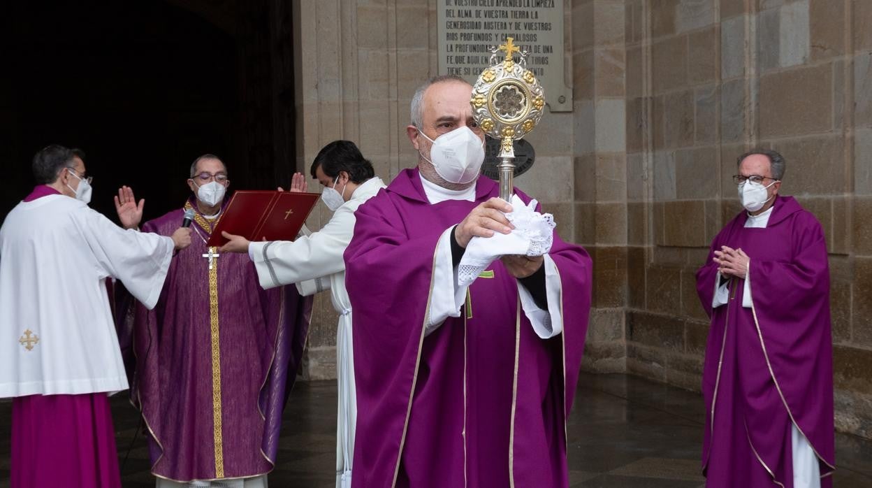 El obispo de Zamora pide la intercesión de la Cruz de Carne para el fin de la pandemia