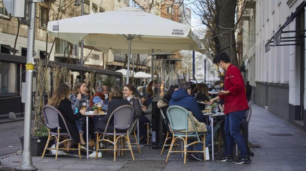 Clientes en una terraza madrileña