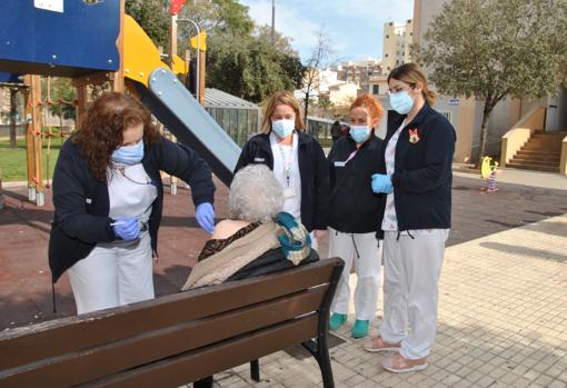 Imagen de la vacunación en el exterior del centro de salud Illes Columbretes de Castellón