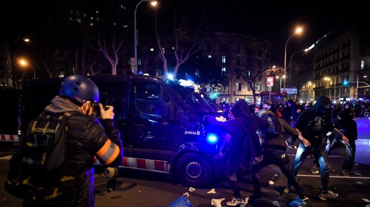 Los radicales atacan un furgón de los Mossos en la plaza Urquinaona