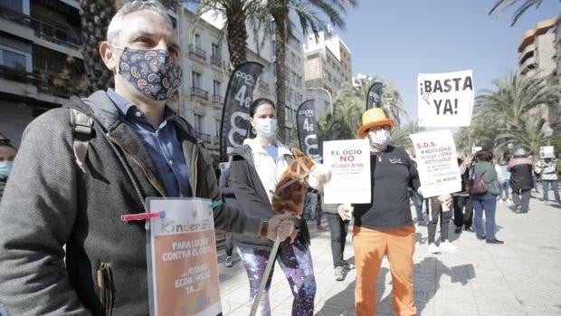 Los hosteleros protestan contra el cierre en Alicante: «Todos los políticos sacaron barriga por el sector en FITUR»