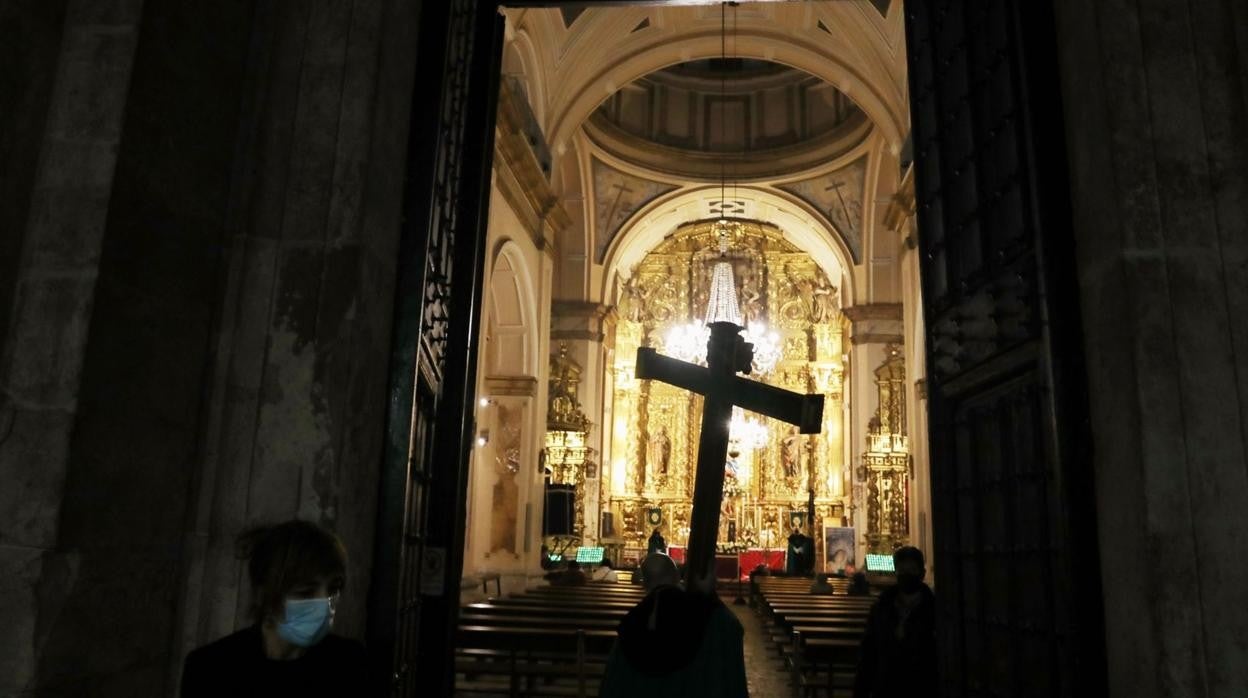 Los cofrades de la Vera Cruz, en Valladolid, cerraron ayer a las 20.00 horas el templo, que estuvo abierto todo el día