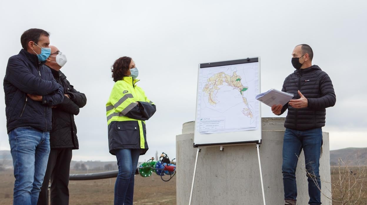 La consejera Itziar Gómez en una visita a las obras del Canal de Navarra.