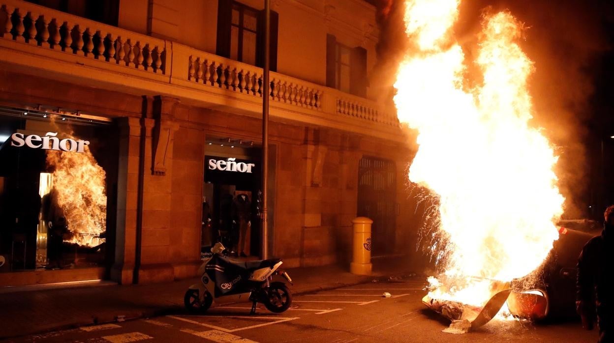Hogueras a lado de los balcones en Barcelona