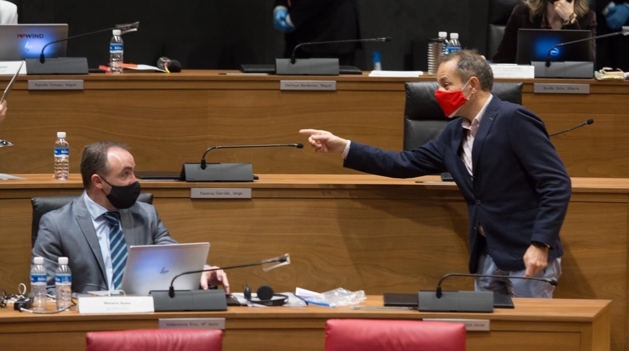 Javier Esparza, portavoz de Navarra Suma, escucha a su compañero, Juan Luis Sánchez de Muniain.