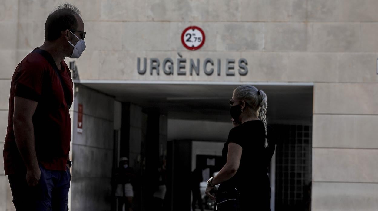 Imagen de archivo del acceso a Urgencias del hospital Clínico de Valencia