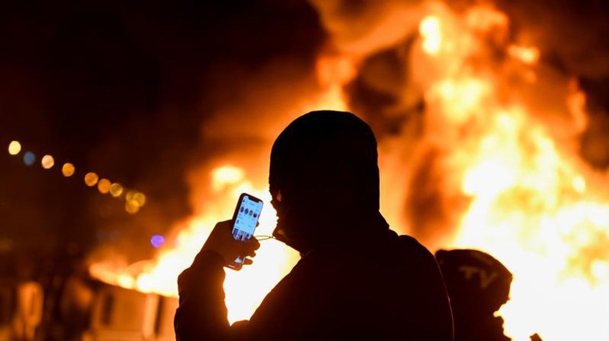 Uno de los encapuchados, en los disturbios del viernes en Barcelona